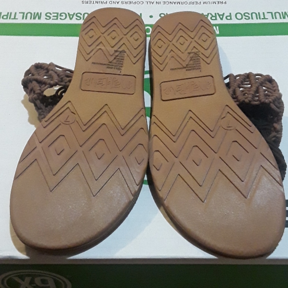 Sandles - Picture 2 of 3